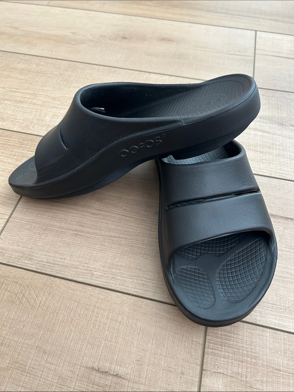 New Oofos women’s 9